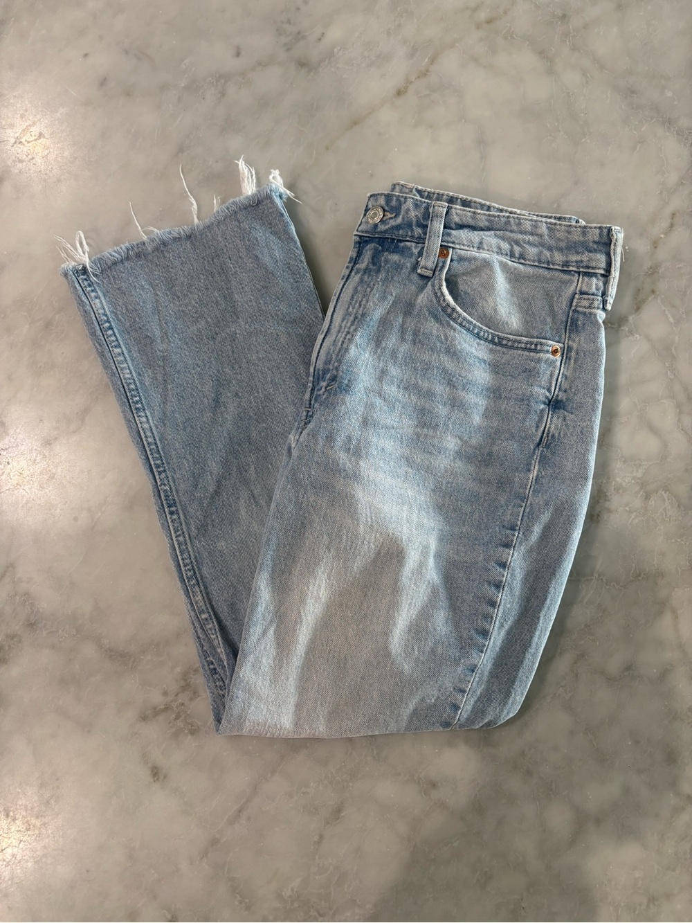 H&M High Waisted Flare Coupe Light Blue Denim Cropped Jeans with Frayed Hem
